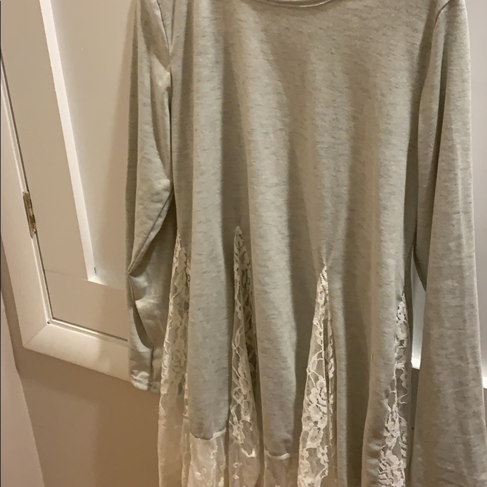 Woman’s tunic with lace details